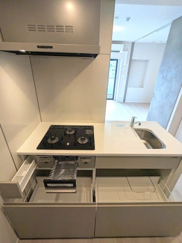 SEASON FLATS浅草六丁目の設備|グリル付ガス3口システムカウンターキッチン、料理やすい様にシンクカバー付、奥まで収納しやすいスライド式の収納、瀟洒でお手入れ楽なガラストップコンロです