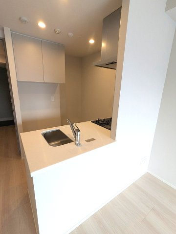 SEASON FLATS浅草六丁目の設備|グリル付ガス3口システムカウンターキッチン、料理やすい様にシンクカバー付、奥まで収納しやすいスライド式の収納、瀟洒でお手入れ楽なガラストップコンロです