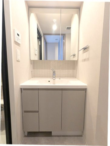 SEASON FLATS浅草六丁目の設備|トイレと独立した洗面脱衣室、2面鏡付ハンドシャワー付洗面台、洗面台下にはヘルスメーターストックあります
