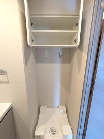 SEASON FLATS浅草六丁目の設備|トイレと独立した洗面脱衣室の洗濯機置場は排水口のお手入れしやすい様に手前中央に配置し、足高の防水パンです