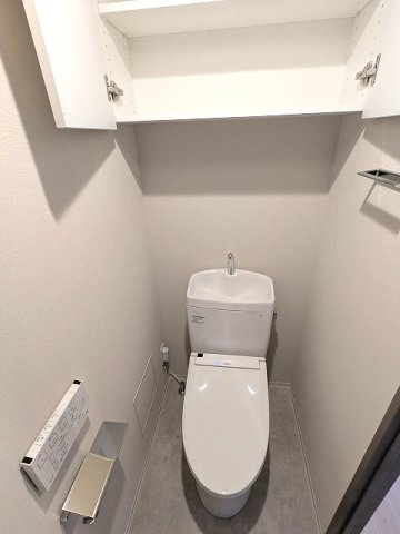 SEASON FLATS浅草六丁目のトイレ|洗面室と独立した温水洗浄便座です、ペーパーホルダーにスマホストレージ付きです