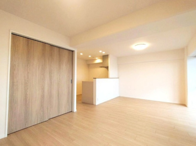 【居間・リビング】 | 尼崎久々知ハウス | 2026年2月リフォーム済の綺麗な住まい。９階部分のため、陽当たり・眺望良好です