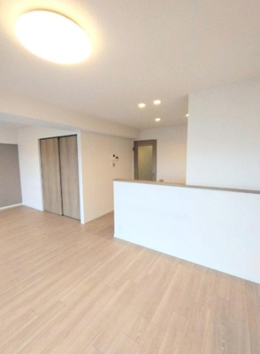 【居間・リビング】 | 尼崎久々知ハウス | 南面バルコニーに面した明るいリビング