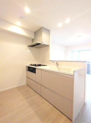 【キッチン】 | 尼崎久々知ハウス | 料理をしながらリビングで遊ぶお子様の様子を見守ることができる対面式キッチン