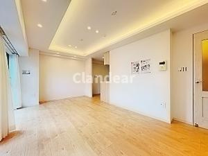 アーバンキャッスル新小岩の居間・リビング|ドキドキの新生活も、安心してスタート。ぴったりの住まいを見つけませんか？クランディアが一緒に住まい選びをサポートします‼　まずは、お気軽にお問合せください　＃クランディア