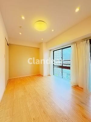 アーバンキャッスル新小岩の居間・リビング|ドキドキの新生活も、安心してスタート。ぴったりの住まいを見つけませんか？クランディアが一緒に住まい選びをサポートします‼　まずは、お気軽にお問合せください　＃クランディア