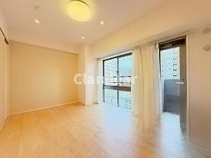 アーバンキャッスル新小岩の居間・リビング|ドキドキの新生活も、安心してスタート。ぴったりの住まいを見つけませんか？クランディアが一緒に住まい選びをサポートします‼　まずは、お気軽にお問合せください　＃クランディア