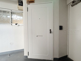 【その他共用部分】 | 皆様をお迎えする、お部屋の玄関ドア。開けやすさや開放角度、ドアノブの操作しやすさや鍵の形状などを、現地で一度ご確認ください。～即日のご見学可能～　お問合せはお気軽にどうぞ。