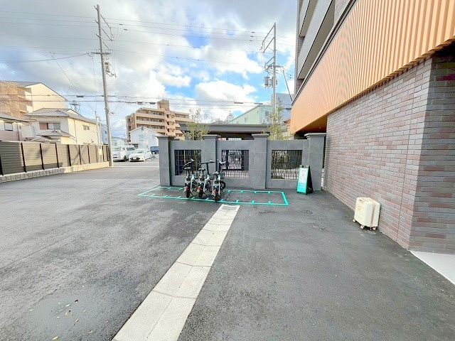 プレジオ東三国の駐車場