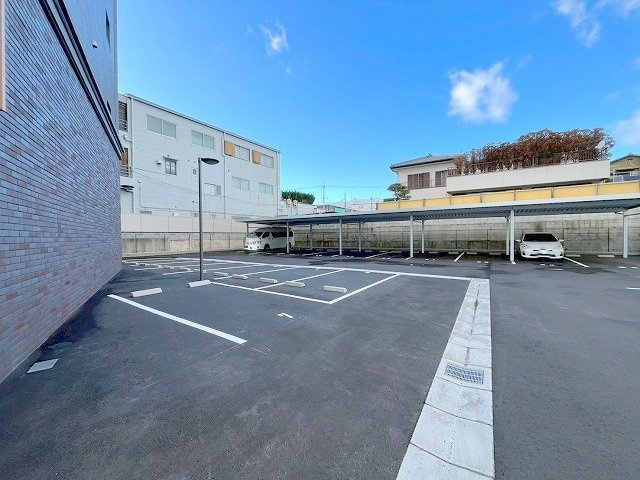 プレジオ東三国の駐車場
