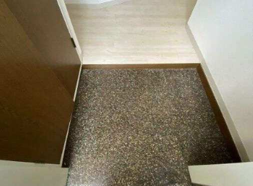 フラットイン蓮根の玄関