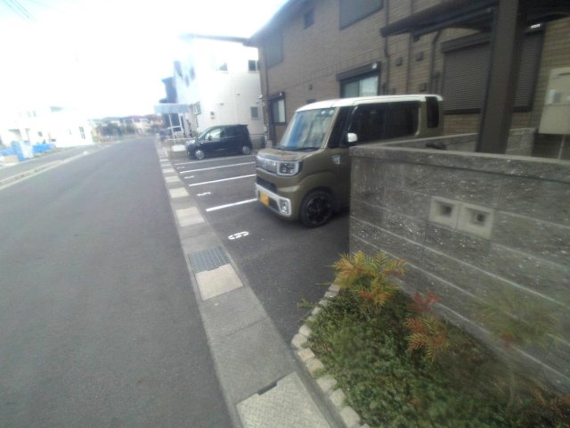 デルニエコートの駐車場