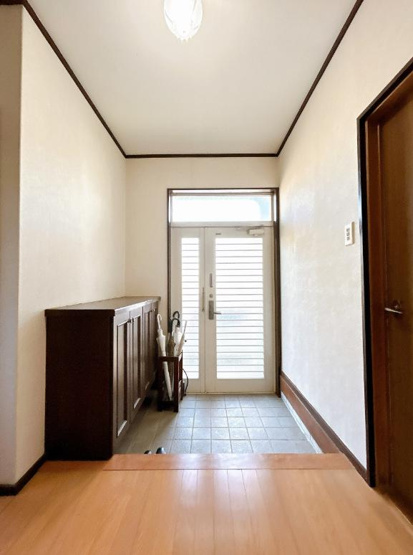 【玄関】 | つくば市城山　中古戸建 | 毎日「行ってきます」「ただいま」をいう玄関は明るく光が差し込みます♪