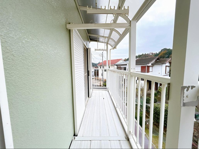 【バルコニー】 | つくば市城山　中古戸建 | 2部屋から出入りできるバルコニーで、お洗濯物の干し分けもできちゃいますね(^^♪