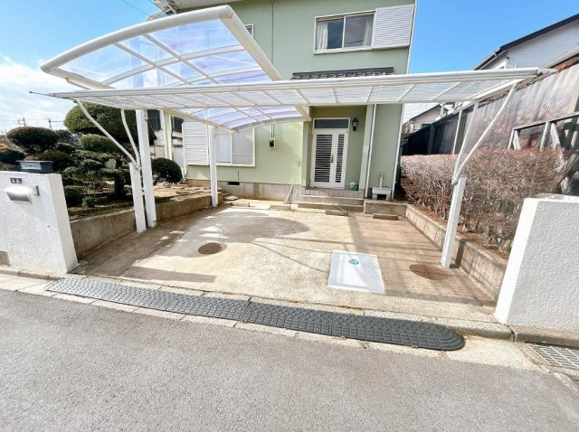 【駐車場】 | つくば市城山　中古戸建 | ゆったりとしたカースペースで、ファミリーカーや軽自動車もラクラク駐車出来ますね♪