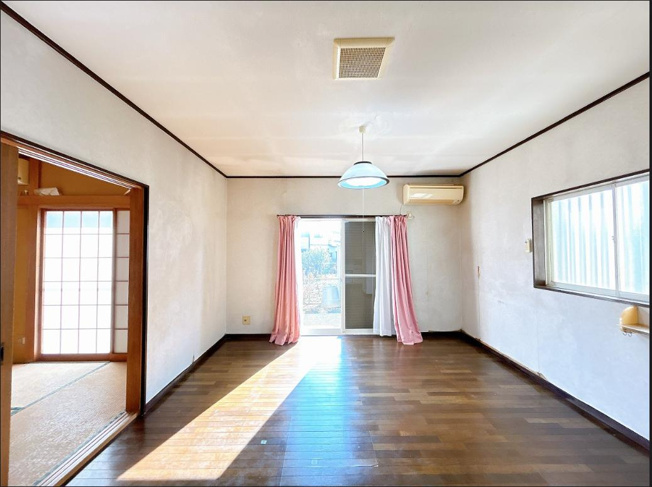 【居間・リビング】 | つくば市城山　中古戸建 | リビングの窓からはあたたかな日差しが差し込みます(*'▽')