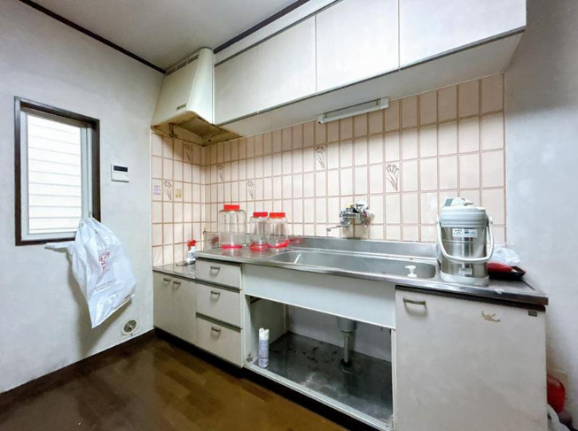 【キッチン】 | つくば市城山　中古戸建 | 備え付け収納で、スッキリお片付け！