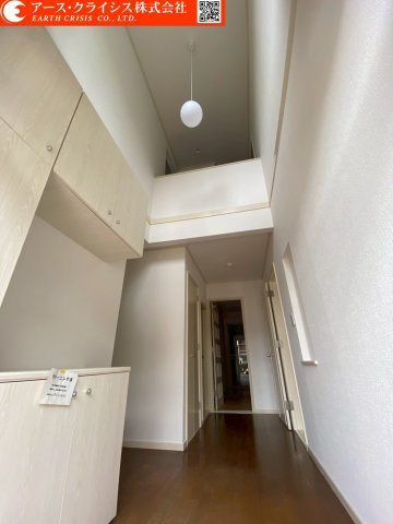 【玄関】 | 野田市西三ヶ尾 | 落ち着いた雰囲気の玄関空間は、家族の「いってきます」「ただいま」を優しく包み込みます。リフォームにより内装も一新され、気持ちよく新生活をスタートできる住まいです。