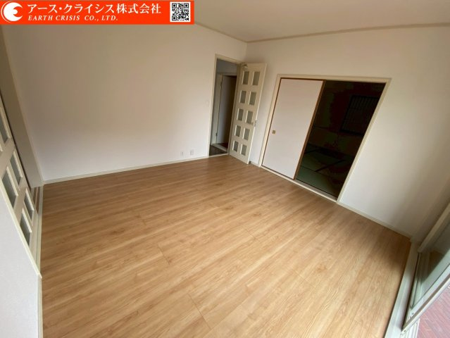 【居間・リビング】 | 野田市西三ヶ尾 | 18帖を超えるゆとりのLDKは、家族が自然と集まる開放的な空間。大きなソファやダイニングセットを配置しても圧迫感が出にくく、のびやかな暮らしを実現します。窓から差し込む陽光が室内を明るく照らします。