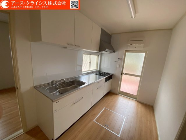 【キッチン】 | 野田市西三ヶ尾 | リフォームにより新しく生まれ変わったシステムキッチン。作業スペースにゆとりがあり、複数人での調理もスムーズに行えます。収納力も確保されているため、調理器具や食材もすっきり整理可能。