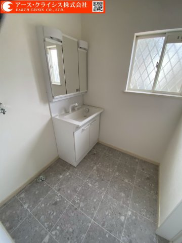 【洗面所】 | 野田市西三ヶ尾 | 洗面化粧台は交換済みで、清潔感と使い勝手を両立。収納力もあり、洗面用品やタオル類もすっきり整理できます。朝の身支度も快適に行えます。