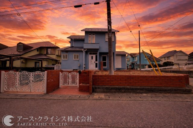 【外観】 | 野田市西三ヶ尾 | 土地約86坪の広さを活かし、ゆったりと構える堂々とした外観。前面約6ｍ道路に面し、圧迫感のない開放的なロケーションが魅力です。落ち着いた街並みに自然と溶け込みながらも、住まう人の誇りを感じさせます。