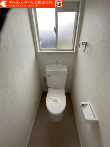 【トイレ】 | 野田市西三ヶ尾 | トイレはリフォームにより交換済み。清潔感のある空間で、毎日快適にご使用いただけます。来客時にも安心できる、明るく整った印象です。