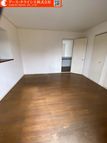 【洋室】 | 野田市西三ヶ尾 | 独立性のある洋室は、主寝室や子ども部屋、書斎など多用途に活用可能。採光にも配慮され、明るく落ち着いたプライベート空間を確保しています。