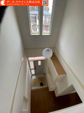 【その他】 | 野田市西三ヶ尾 | 高い天井が印象的な吹き抜け空間は、実際以上のゆとりを感じさせる設計。家族の気配を感じながら暮らせる安心感も魅力です。