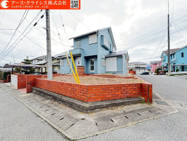 【外観】 | 野田市西三ヶ尾 | 内外装リフォーム済で、外観もすっきりとした印象に。清潔感のある佇まいが、訪れる人を優しく迎えます。駐車もしやすい前面道路幅員で、日々のカーライフも快適にサポートします。