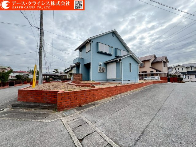 【外観】 | 野田市西三ヶ尾 | 住宅街の中でもゆとりを感じさせる敷地配置。陽当たりにも配慮された外観は、明るく開放的な印象を与えます。長く住み続ける住まいとして安心感を備えた、バランスの良い一邸です。