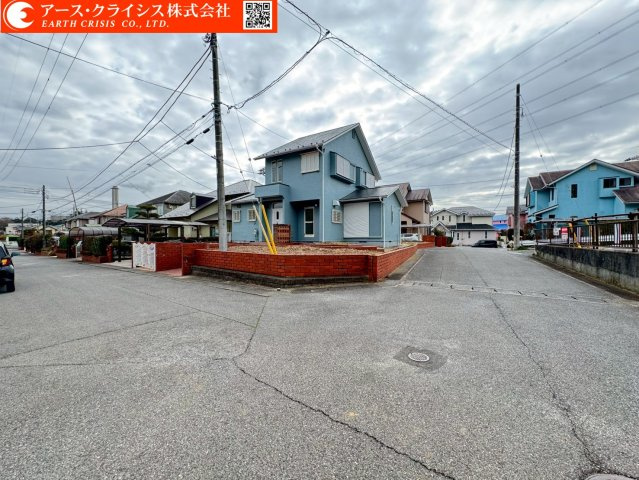 【前面道路含む現地写真】 | 野田市西三ヶ尾 | 庭とつながるテラスは、内と外をゆるやかに結ぶ開放的な設計。季節の風を感じながら、ゆったりとした時間を楽しめます。テラススペースはガーデンチェアを置いてくつろぐこともできる多目的空間です。