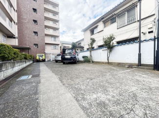 【駐車場】 | マンションの駐車場スペース。空きの有無や駐車料金、サイズ規定などについては、改めてお問い合わせください。～即日のご見学可能～　お問合せはお気軽にどうぞ。