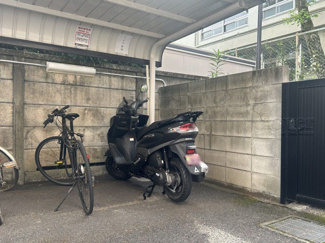 【駐車場】 | バイク置き場。空き区画の有無や駐輪料金、サイズおよび排気量規定などについては、改めてお問い合わせください。～即日のご見学可能～　お問合せはお気軽にどうぞ。