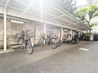 【駐車場】 | 自転車置き場。マンションの共用部にあたります。空きの有無や駐輪料金、各戸の台数制限などについては、改めてお問い合わせください。～即日のご見学可能～　お問合せはお気軽にどうぞ。