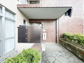 【エントランス】 | お客様を、そして住人を出迎えてくれるマンションのエントランス。ゴミが落ちていないことからも、管理状態の良さや住民の節度の高さが見て取れます。～即日のご見学可能～　お問合せはお気軽にどうぞ。