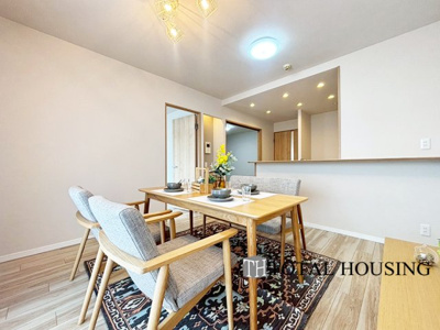 【居間・リビング】 | ダイアパレス北3条 | ここにはみんなが集い、食事と楽しい会話が始まる。話に夢中になりすぎて、ついつい時を忘れてしまう。そんな束の間の幸せを感じさせてくれる場所。