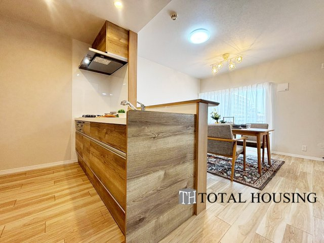 【居間・リビング】 | ダイアパレス北3条 | 室内にいても、たっぷりの陽光と爽やかな風を感じて頂ける、開放感あふれるリビングです。
ご家族と穏やかに過ごす、心地の良い時間が流れます。