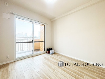 【洋室】 | ダイアパレス北3条 | 洋室　約4.7帖
開放的なバルコニー直結のお部屋です。大きな窓はお日様の光をたっぷり取り込み、明るく癒されるプライベートルームになりそうです。