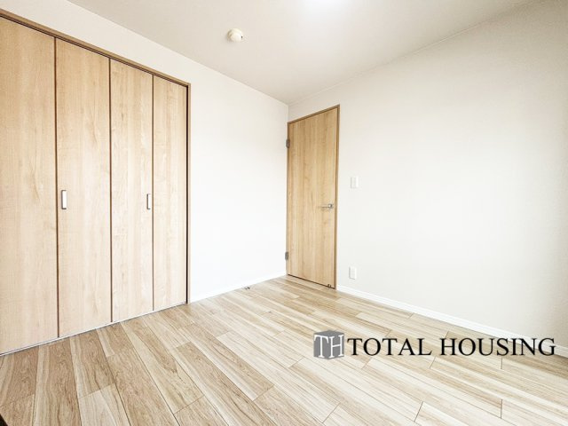 【洋室】 | ダイアパレス北3条 | 洋室　約4.7帖
シンプルデザインなことによりご自分お好みのレイアウトがしやすい主寝室。クローゼットが設置されているのでお部屋の整理整頓もすっきり楽々。お部屋をよりゆったりとお使い頂けます。