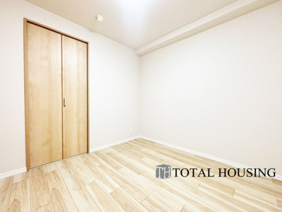 【洋室】 | ダイアパレス北3条 | 洋室　約4.6帖
シンプルな内装はどんな家具ともぴったり。お好みのテイストに仕上げていくのも楽しみの一つです。