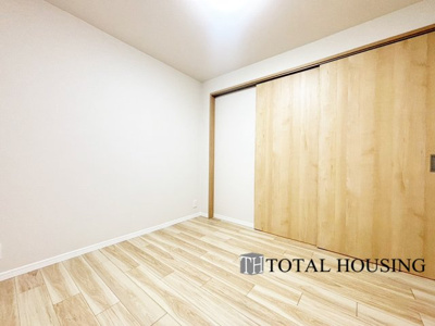 【洋室】 | ダイアパレス北3条 | 洋室　約4.6帖
LDKと隣り合う洋室は、間仕切りを開放して利用することが可能♪お子様の成長やライフスタイルの変化に合わせてレイアウトを変えられます！