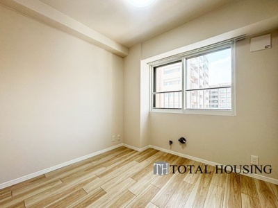 【洋室】 | ダイアパレス北3条 | 洋室　約4.5帖
大きな窓からたっぷりの日差しが降り注ぐ明るい室内です。気持ちの良い朝日を受けて、目覚めの良い健康的な朝を迎えられそうです。