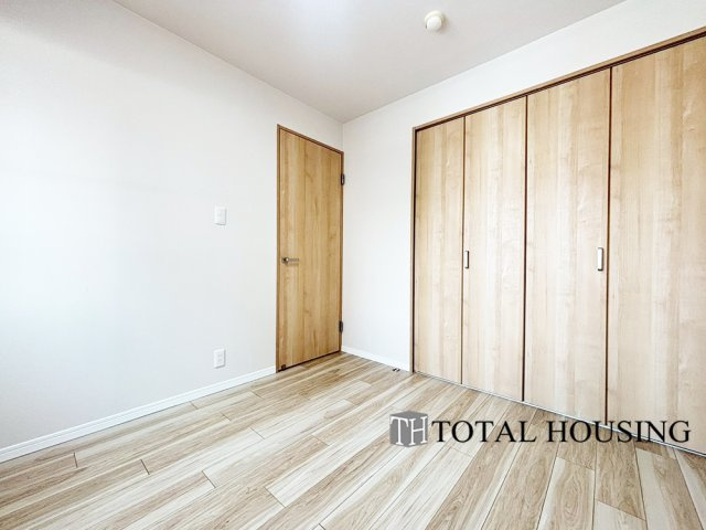 【洋室】 | ダイアパレス北3条 | 洋室　約4.5帖
家族一人ひとりの大切なプライベート空間。趣味に合わせて使って頂けるようシンプルに仕上げてあります。暮らし心地を大きく左右する収納を、適材適所に配置し使い勝手を考慮しました。