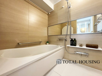 【浴室】 | ダイアパレス北3条 | 限られた空間を広く見せるワイドミラーを採用したバスルーム。アクセントパネルで落ち着きのある雰囲気を演出♪毎日の疲れを癒やすバスタイムを。浴室換気乾燥暖房機付きで浴室内干しも可能！