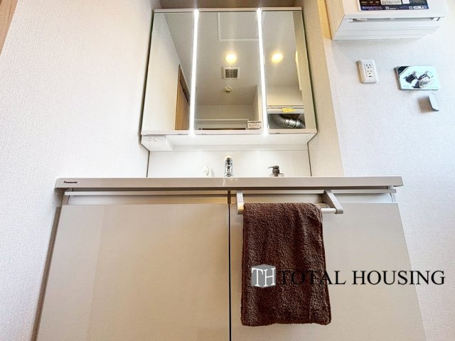 【独立洗面台】 | ダイアパレス北3条 | 一日の始まりの朝、歯磨きをしたりメイクや髪をセットしたり・・・使いやすさが考えられた3面鏡です♪シャワー付水栓で洗面台でのシャンプーや毎日の掃除に大変便利ですね♪