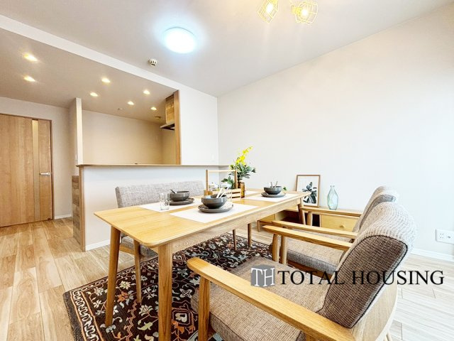 【居間・リビング】 | ダイアパレス北3条 | 柔らかな色合いのフローリングと清潔感の溢れるクロスが明るい空間を創り出しているリビングダイニング。憩いの場に相応しく、ここで楽しむ家族の時間が絆をより深めてくれそうです。