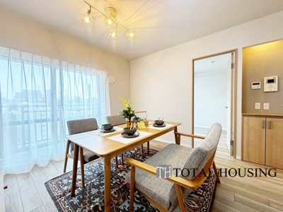 【居間・リビング】 | ダイアパレス北3条 | 大きな窓辺からの日差しが暖かい室内は、自然と住まう人の気分も明るくなり、リビングでの素敵なワンシーンが演出されます♪