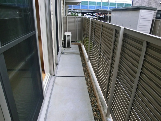 クローバーハウスのバルコニー|二部屋にまたがるワイドなバルコニー♪