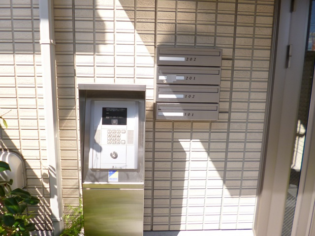 クローバーハウスのセキュリティ|オートロック・集合ポストあります♪